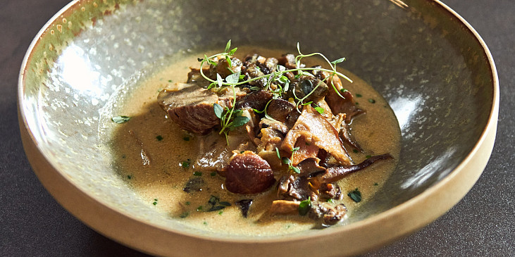 Pečené telecí hrudí s hříbkovou omáčkou podle Honzy Punčocháře