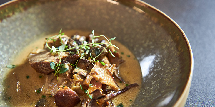 Pečené telecí hrudí s hříbkovou omáčkou podle Honzy Punčocháře