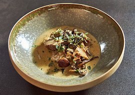 Pečené telecí hrudí s hříbkovou omáčkou podle Honzy Punčocháře