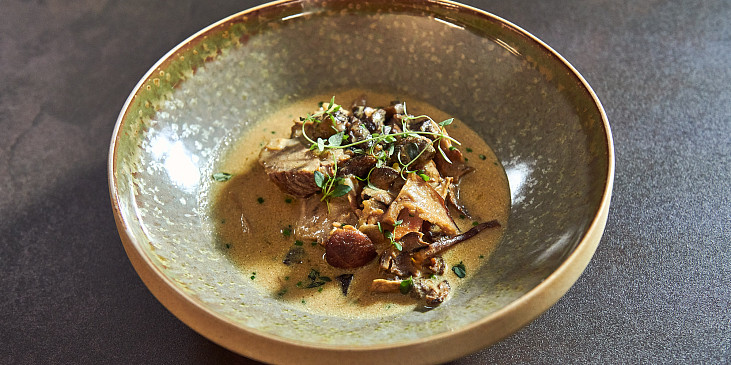 Pečené telecí hrudí s hříbkovou omáčkou podle Honzy Punčocháře