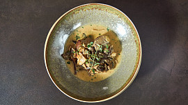 Pečené telecí hrudí s hříbkovou omáčkou podle Honzy Punčocháře