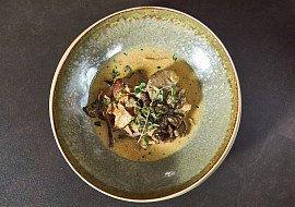 Pečené telecí hrudí s hříbkovou omáčkou podle Honzy Punčocháře