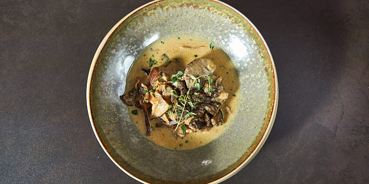 Pečené telecí hrudí s hříbkovou omáčkou podle Honzy Punčocháře