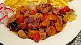 Ražniči tří barev na plechu