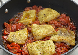 Rybí filet z okouna s pečenými rajčaty