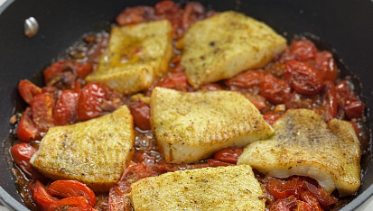 Rybí filet z okouna s pečenými rajčaty