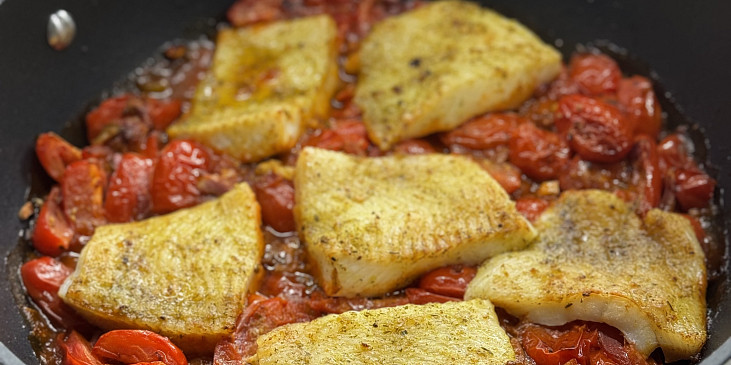 Rybí filet z okouna s pečenými rajčaty
