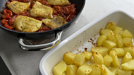 Rybí filet z okouna s pečenými rajčaty