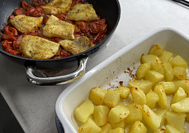 Rybí filet z okouna s pečenými rajčaty