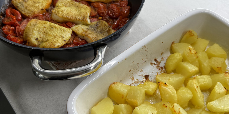 Rybí filet z okouna s pečenými rajčaty