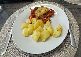 Rybí filet z okouna s pečenými rajčaty