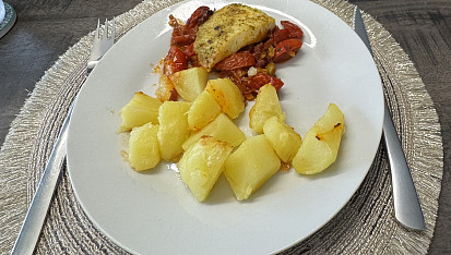 Rybí filet z okouna s pečenými rajčaty