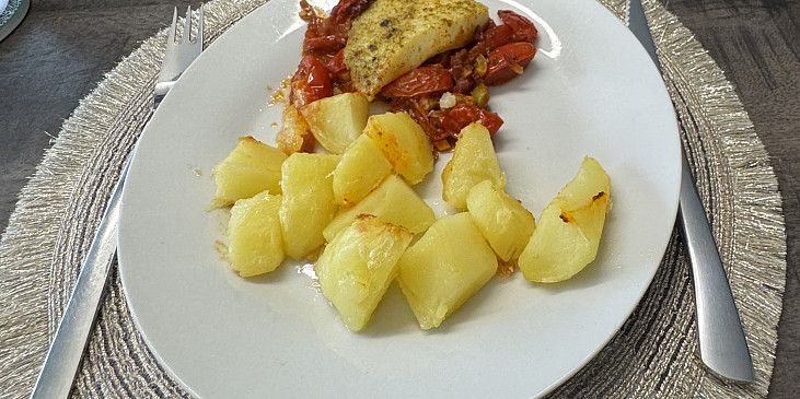 Rybí filet z okouna s pečenými rajčaty