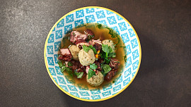 Uzená polévka s drožďovými knedlíčky podle Honzy Punčocháře