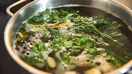 Uzená polévka s drožďovými knedlíčky podle Honzy Punčocháře