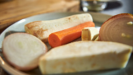 Uzená polévka s drožďovými knedlíčky podle Honzy Punčocháře