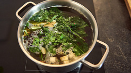 Uzená polévka s drožďovými knedlíčky podle Honzy Punčocháře