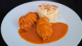 Zelné závitky s králičím masem, rajčatovou omáčkou a květákovou rýží