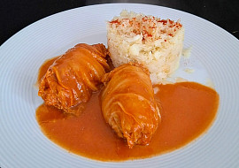 Zelné závitky s králičím masem, rajčatovou omáčkou a květákovou rýží