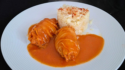 Zelné závitky s králičím masem, rajčatovou omáčkou a květákovou rýží