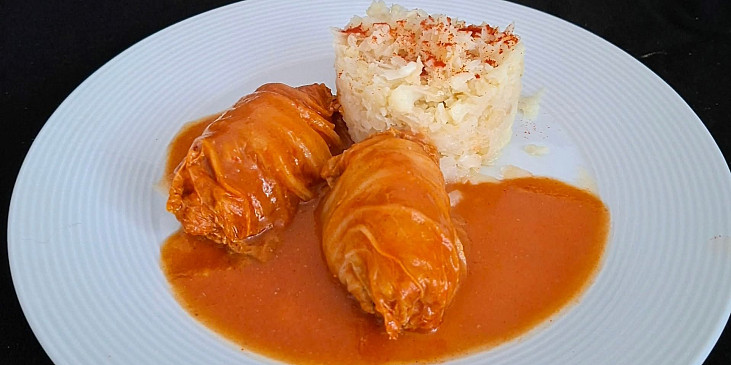 Zelné závitky s králičím masem, rajčatovou omáčkou a květákovou rýží