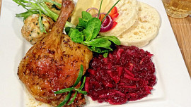 Kachní stehna na česneku