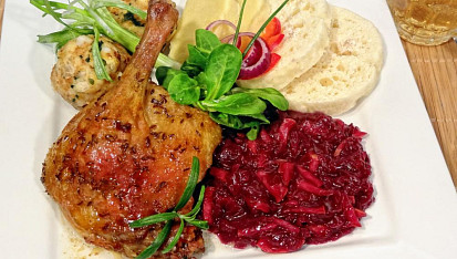 Kachní stehna na česneku