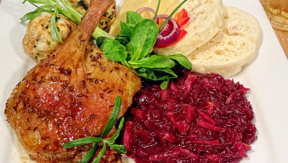 Kachní stehna na česneku