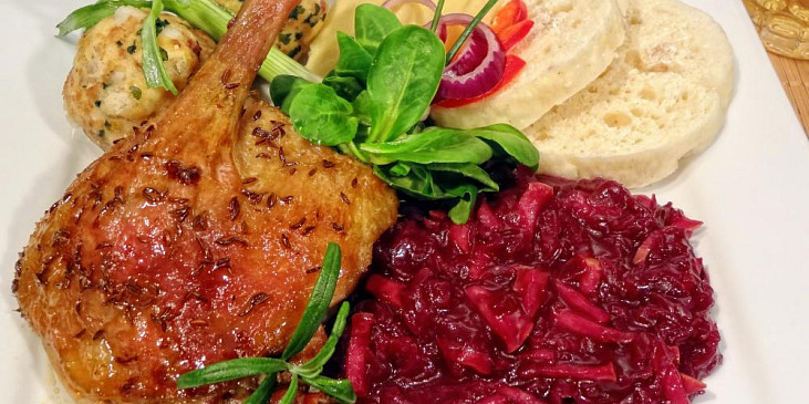 Kachní stehna na česneku