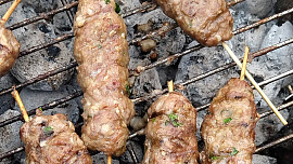 Kebaby z mletého masa na grilu