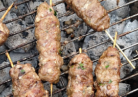 Kebaby z mletého masa na grilu