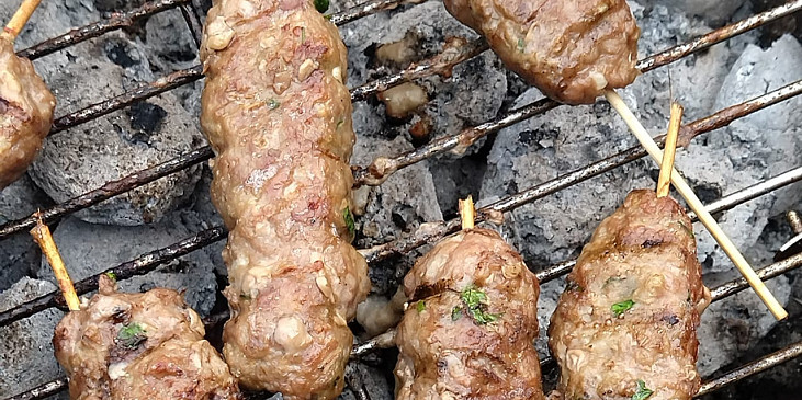 Kebaby z mletého masa na grilu