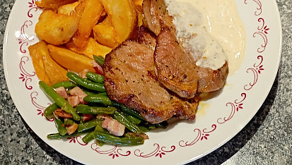 Kotlety s česnekovo-nivovou omáčkou