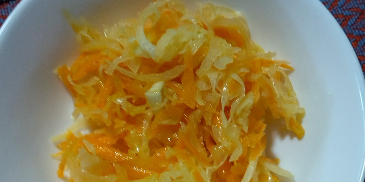 Mrkvový salát s kysaným zelím