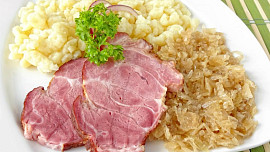 Pečené uzené se zelím a haluškami