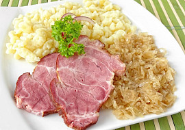 Pečené uzené se zelím a haluškami