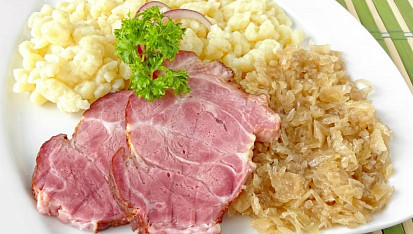 Pečené uzené se zelím a haluškami