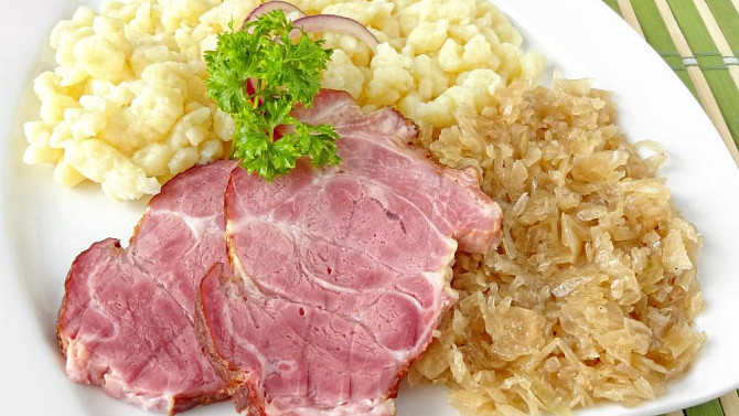 Pečené uzené se zelím a haluškami