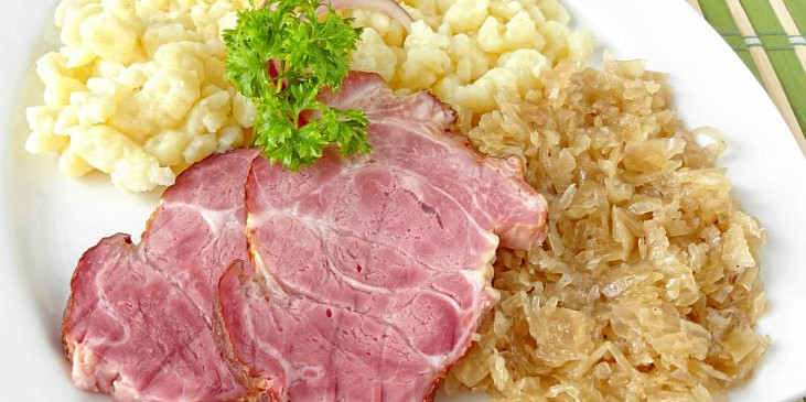 Pečené uzené se zelím a haluškami