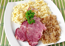 Pečené uzené se zelím a haluškami