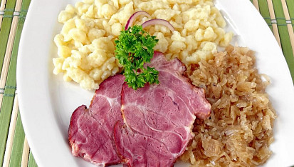 Pečené uzené se zelím a haluškami