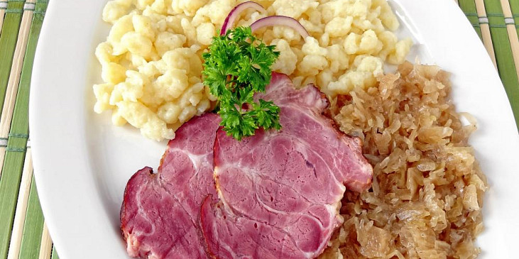 Pečené uzené se zelím a haluškami