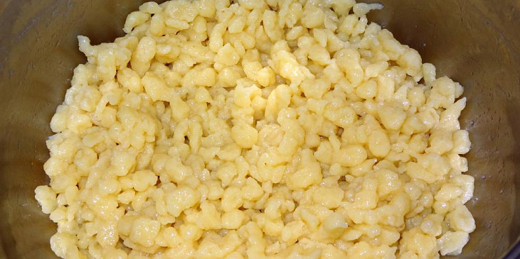 Pečené uzené se zelím a haluškami