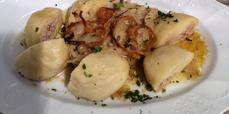 Plněné bramborové knedlíky uzeným masem, zelí