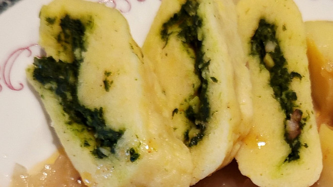 Plněný bramborový knedlík špenátem