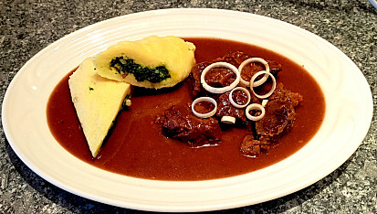 Plněný bramborový knedlík špenátem