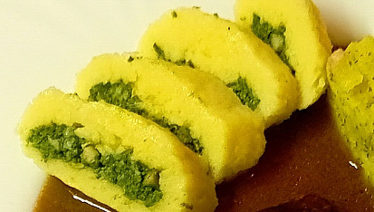 Plněný bramborový knedlík špenátem