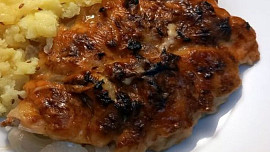 Vepřová krkovice zapečená s cibulí a loveckým sýrem