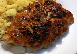 Vepřová krkovice zapečená s cibulí a loveckým sýrem