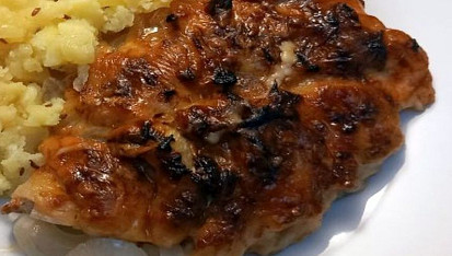 Vepřová krkovice zapečená s cibulí a loveckým sýrem
